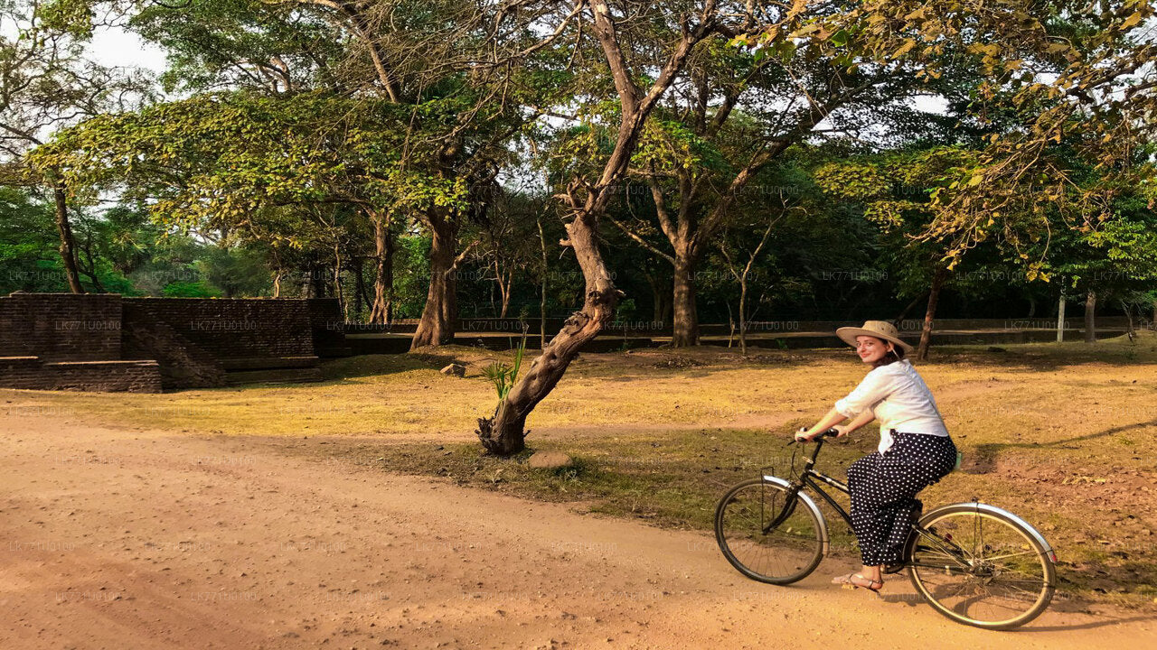 Fietsen door oude ruïnes vanuit Polonnaruwa
